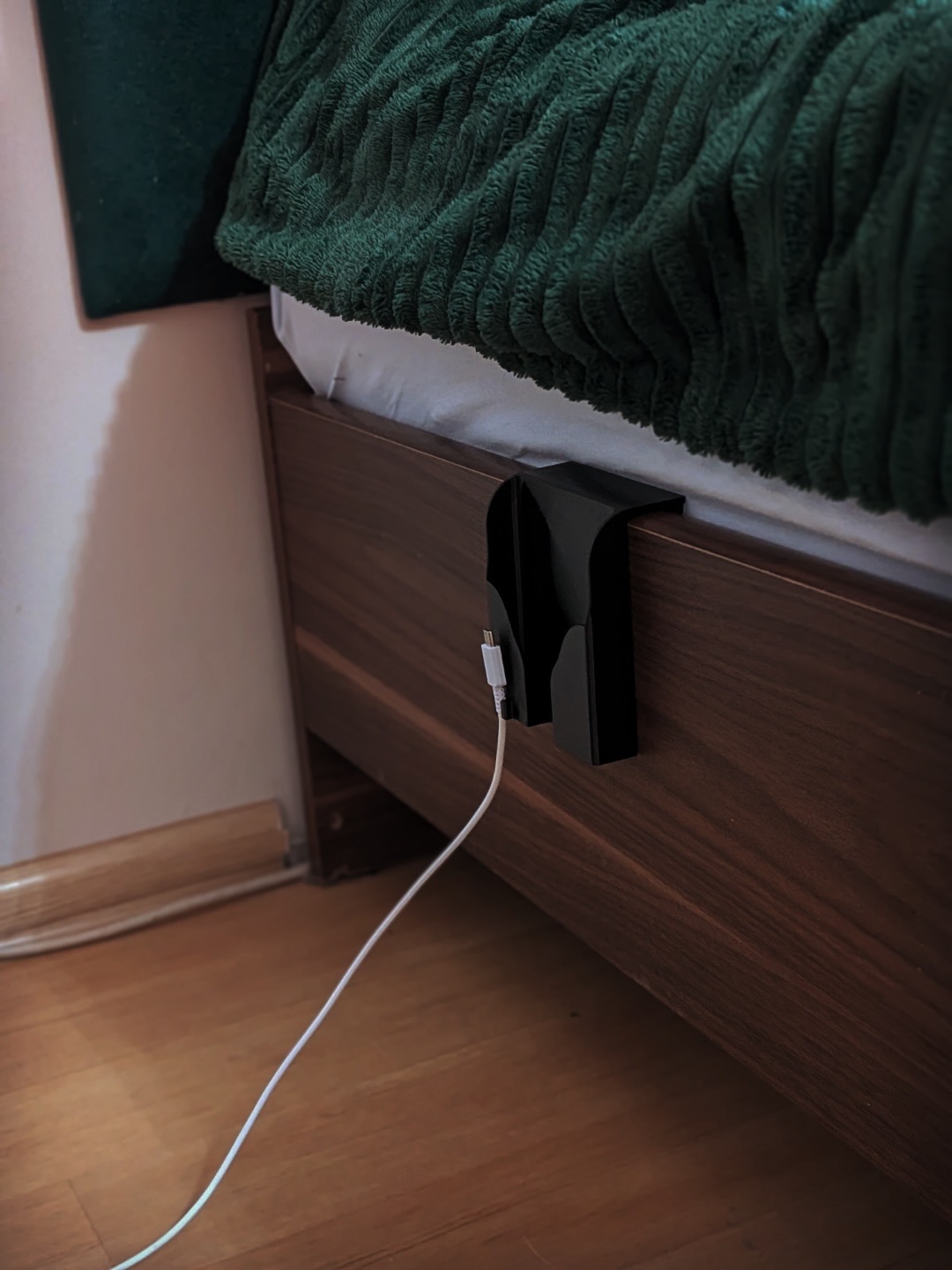 📱 iPhone Bett-Halterung – 3D-gedruckt Ansicht 3