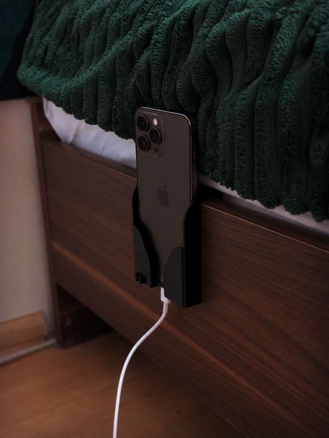 📱 iPhone Bett-Halterung – 3D-gedruckt Ansicht 2